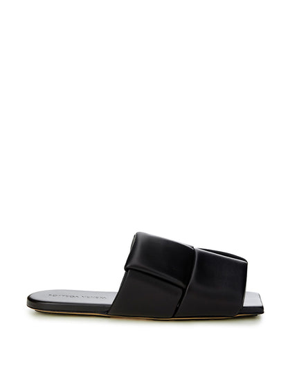 Bottega Veneta Elegant Black Leather Maxi Intreccio Mule