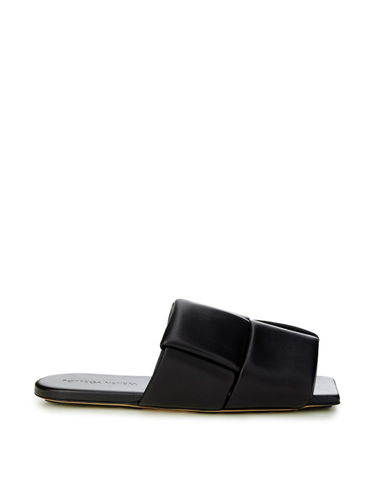 Bottega Veneta Elegant Black Leather Maxi Intreccio Mule