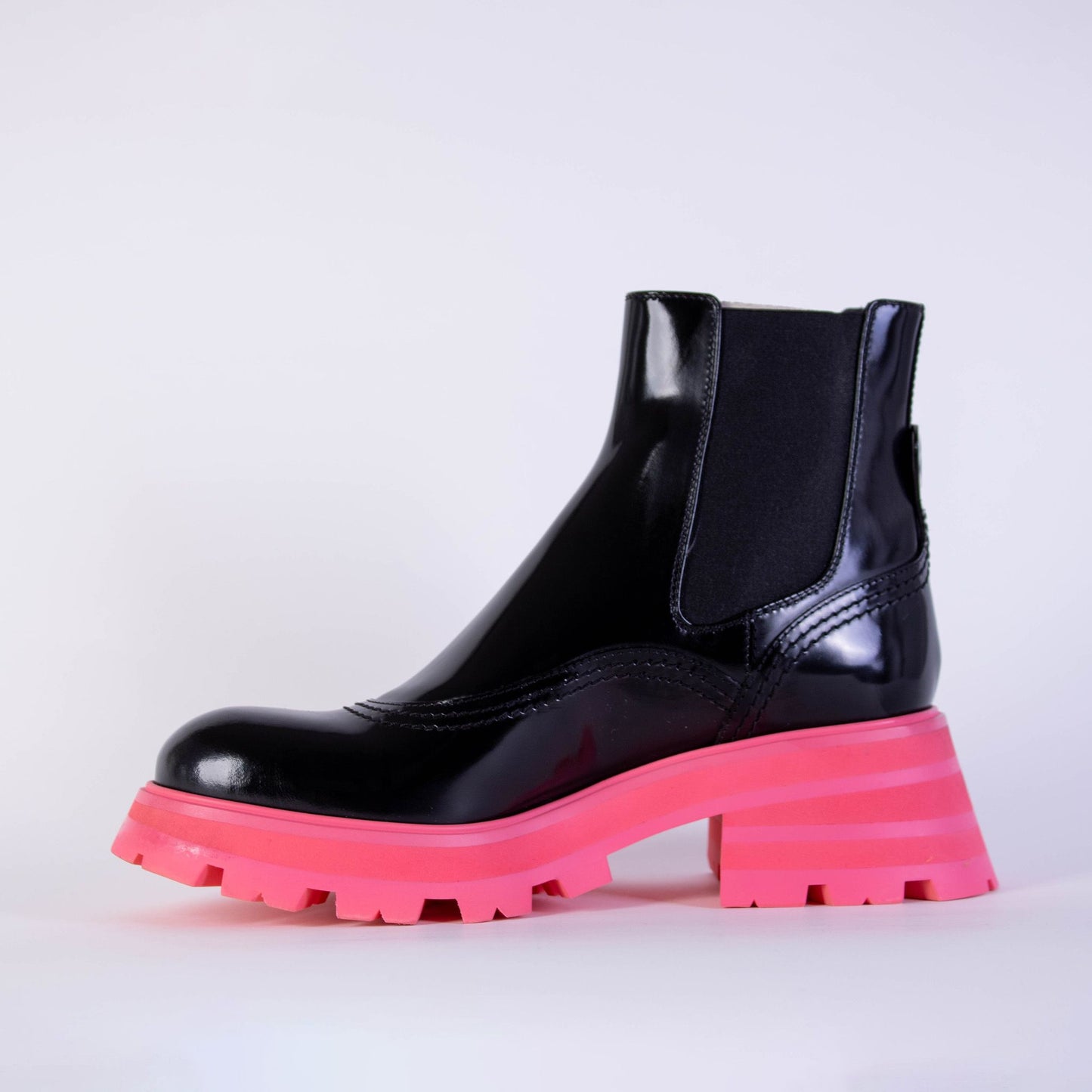 Alexander McQueen Elegant Leather Chelsea Boots with Unique Flared Sole